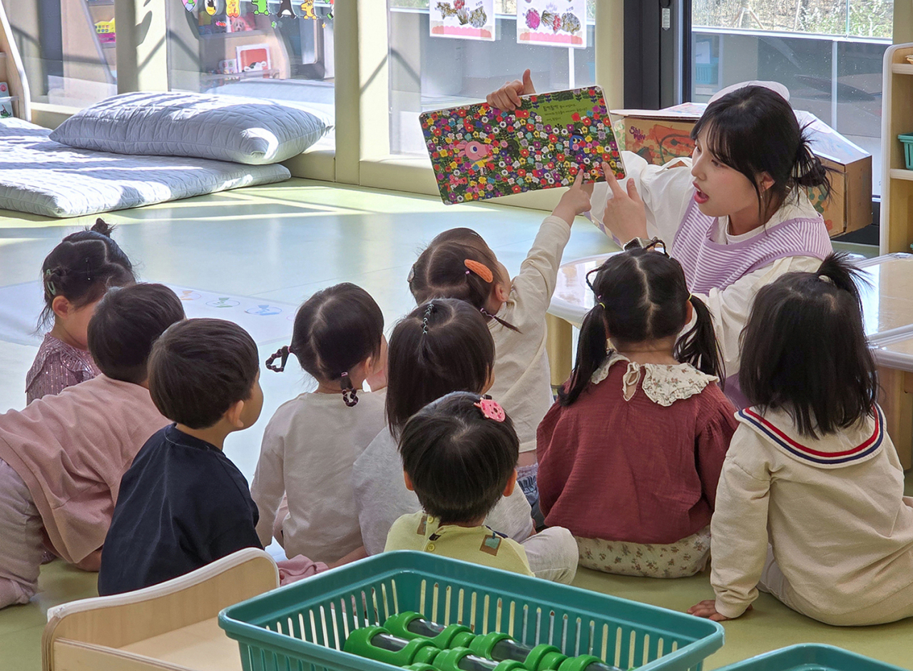 경기도 수원 삼성전자 디지털시티 제4어린이집에서 보육교사가 원아들에게 그림책을 읽어주고 있다. [삼성전자 제공]