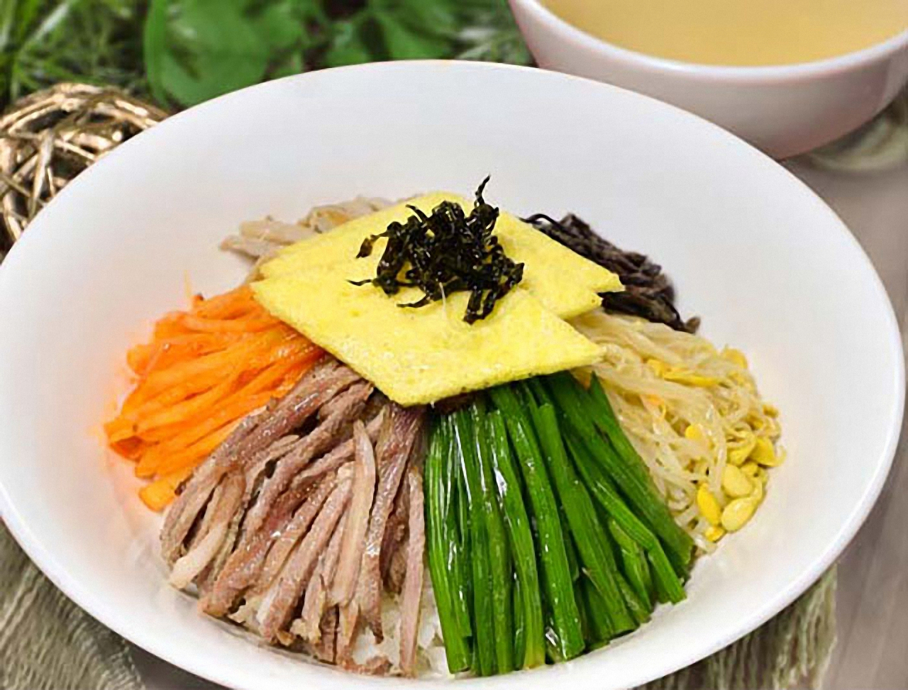 북한 대외선전매체 '내나라'는 북한의 민족음식으로 평양비빔밥이 있다고 소개했다. 북한 사회과학원 민속학연구소 김지원 실장은 매체에 "평양비빔밥은 김치, 신선로, 불고기, 평양냉면, 고추장 등과 함께 조선민족음식을 대표하는 명요리"라며 "평양비빔밥은 우리 나라의 지방비물질문화유산"이라고 전했다. [연합]