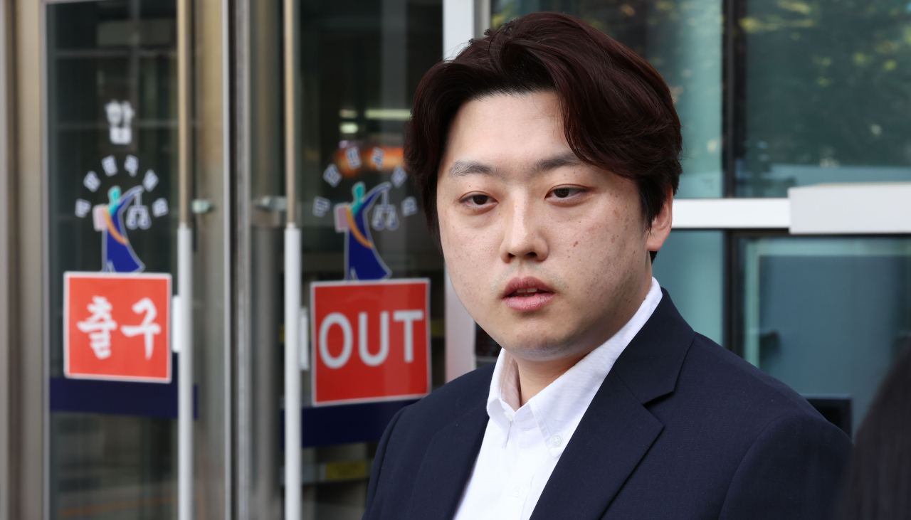 박단 대한전공의협의회 비상대책위원장이 3일 오후 서울 서초구 서울행정법원 앞에서 조규홍 보건복지부 장관을 상대로 업무개시명령 취소, 진료유지명령 취소, 사직서 수리 금지 명령 취소 소송을 제기한 뒤 취재진 질문에 답하고 있다. [연합]