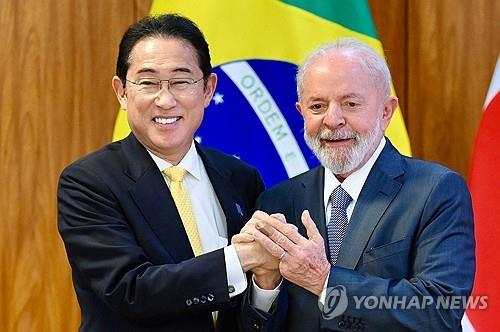 기시다 후미오(왼쪽) 일본 총리와 루이스 이나시우 룰라 다시우바 브라질 대통령이 3일(현지시간) 브라질 수도 브라질리아에서 공동 기자회견을 한 뒤 악수하고 있다. [브라질리아 AFP=연합뉴스]