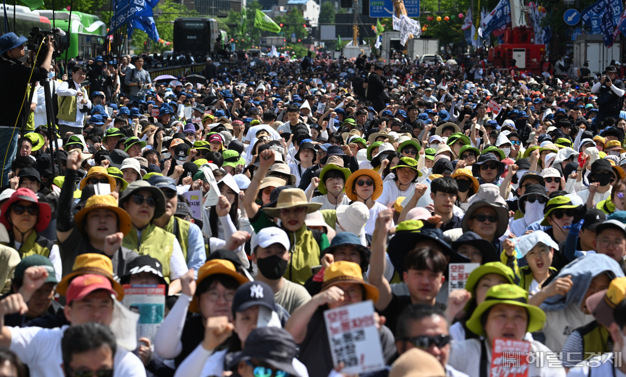 민주노총 주최 2024 세계노동절 대회가 1일 오후 서울 중구 세종대로에서 열린 가운데 참석자들이 구호를 외치고 있다. 임세준 기자