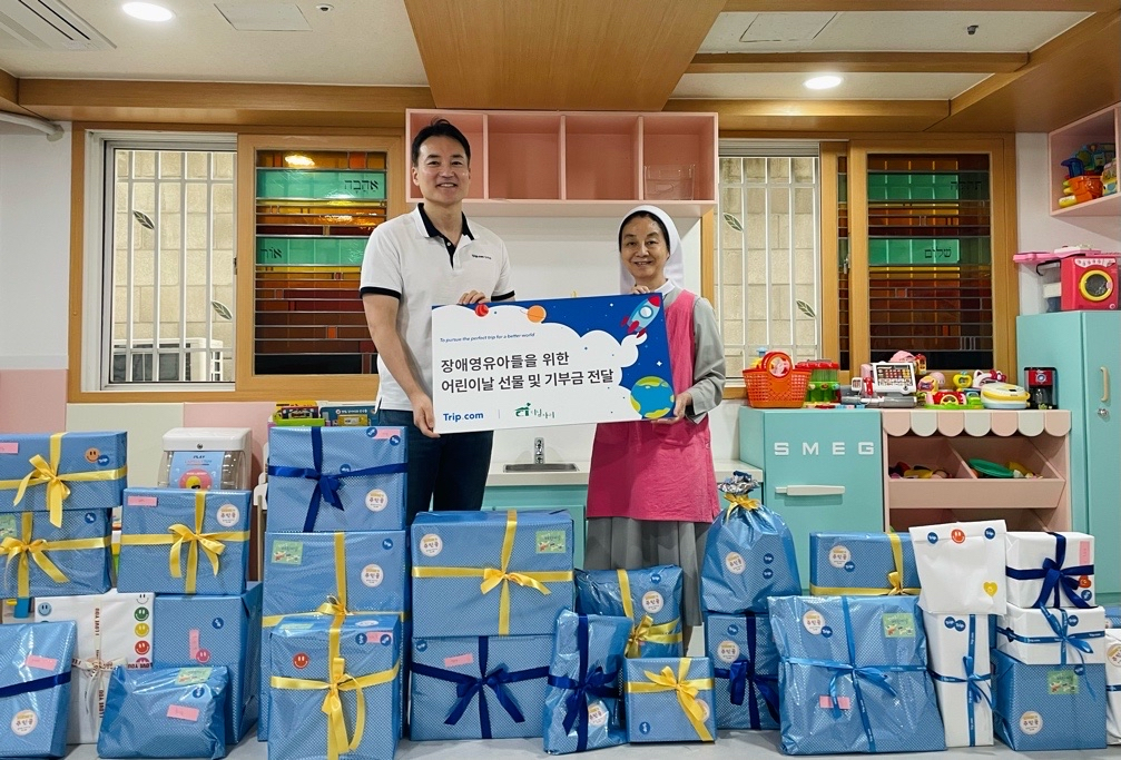 홍종민(왼쪽) 트립닷컴 한국 지사장과 전영미 디딤자리원장이 기념촬영을 하고 있다.