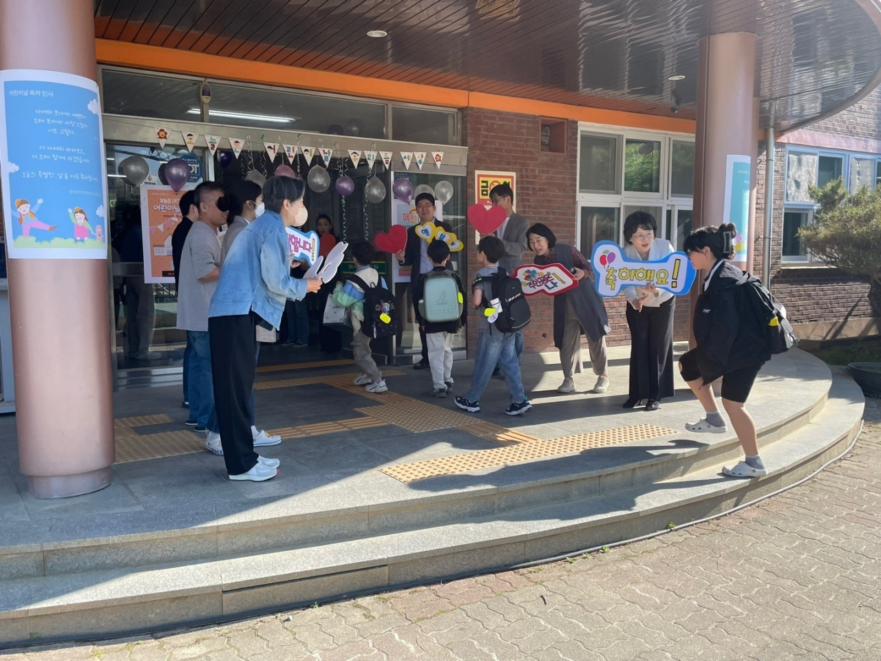 광주양산초등학교는 지난 3일 교직원과 학부모회, 동부교육지원청이 함께 ‘사랑의 등교맞이’ 행사를 진행했다