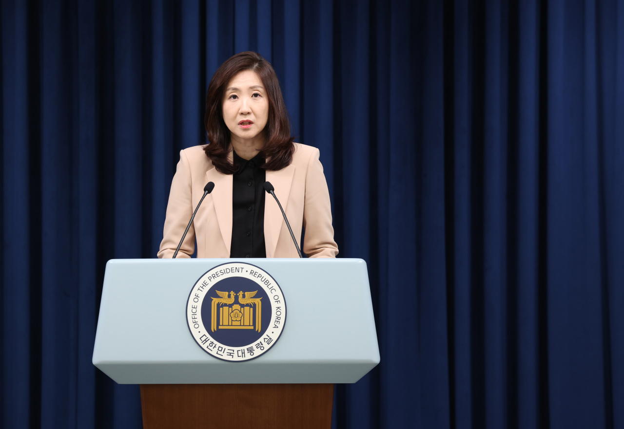 김수경 대통령실 대변인이 6일 서울 용산 대통령실 청사에서 오는 9일 예정된 윤석열 대통령의 취임 2주년 기자회견에 대해 발표하고 있다. [연합]