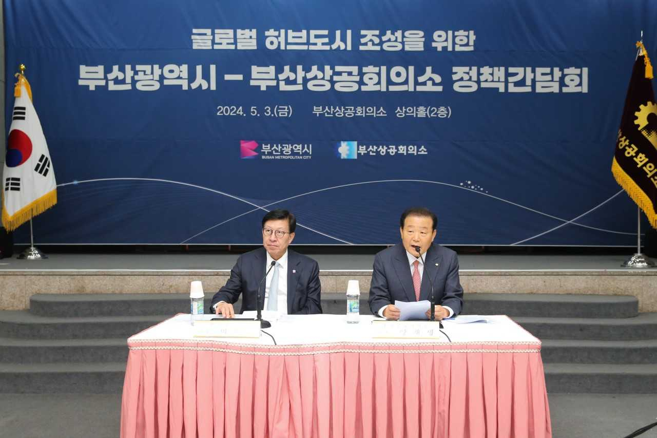 3일 부산상공회의소에서 박형준 부산시장(왼쪽)과 양재생 부산상의 회장이 공동선언문을 발표하고 있다.[사진=부산상공회의소]