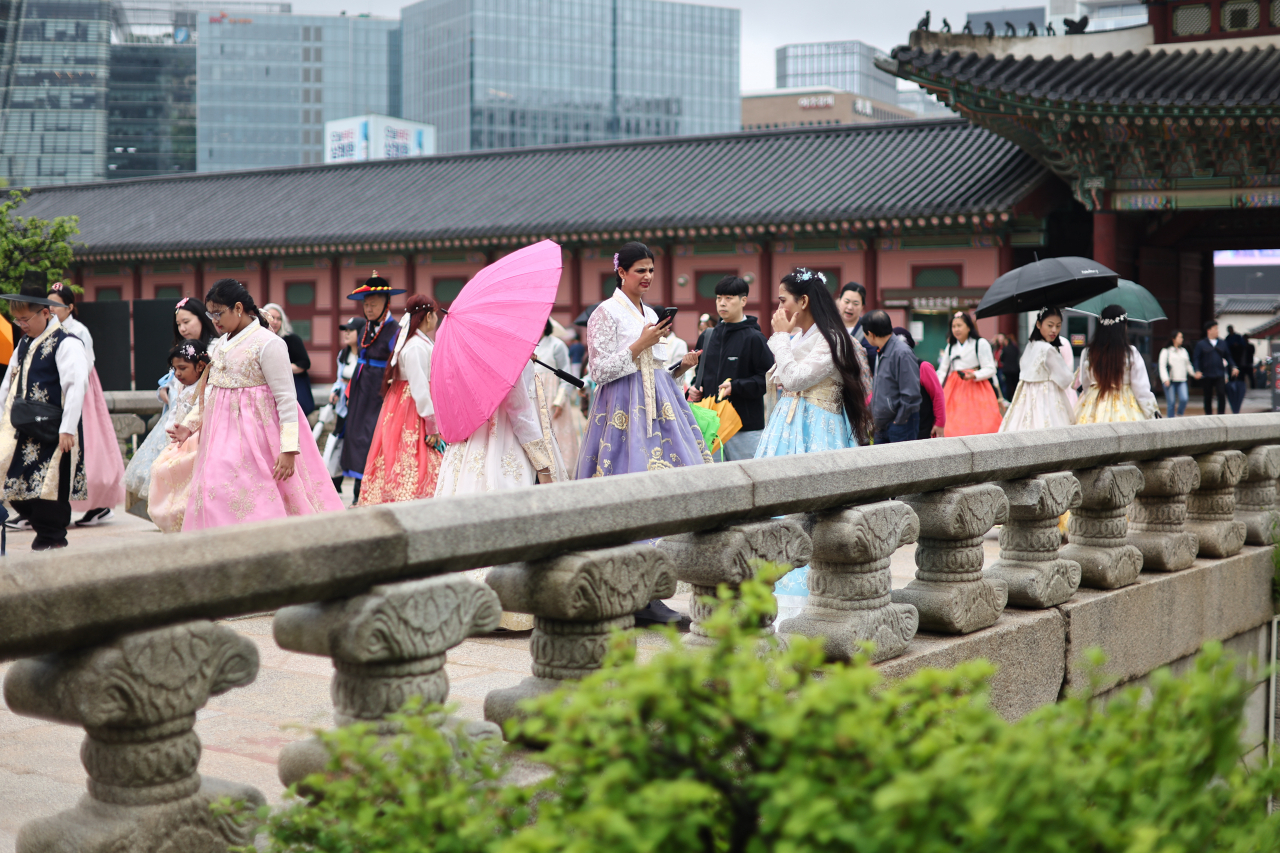 연휴 마지막 날인 6일 경복궁을 찾은 관광객들이 시간을 보내고 있다. [연합]