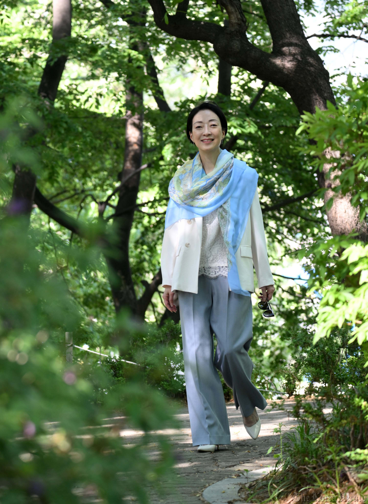 문 단장이 2일 오후 서울 광진구 서울어린이대공원에서 산책하고 있다. 그는 다시 태어난다면 다시 발레를 하겠느냐는 물음에 “(발레하기 좋은 몸으로) 현재의 몸보다 낫게 태어난다면 예스(Yes), 현재의 몸으로 태어난다면 노(No)”라고 말했다. 핸디캡을 극복하는 과정에서의 인내와 고통이 얼마나 컸는지 들여다보이는 답이다. 이상섭 기자