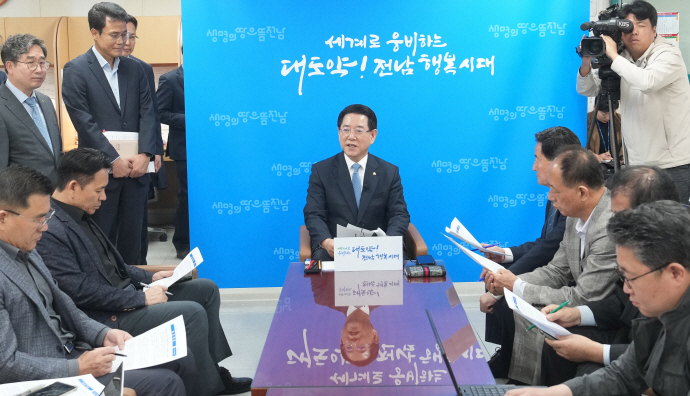 김영록 전남도지사가 지난달 30일 도청 기자실에서 유럽순방 성과 및 도정 현안에 대한 기자간담회를 갖고 있다.[전남도 제공]