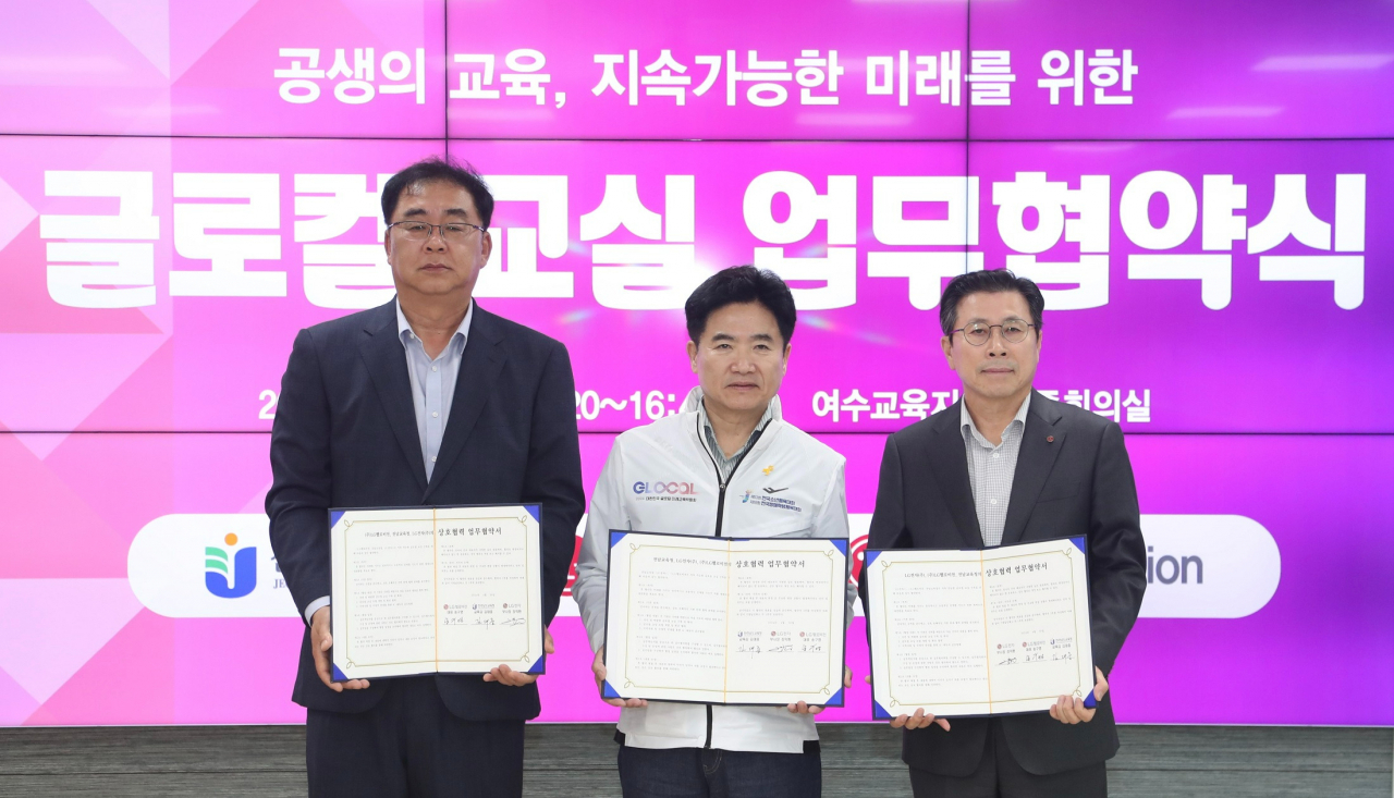 지난 30일 전라남도 여수교육지원청에서 진행된 업무협약식에서 송구영(왼쪽부터) LG헬로비전 대표이사, 김대중 전남교육감, 장익환 LG전자 BS본부장이 기념 촬영을 하고 있다. [LG헬로비전 제공]