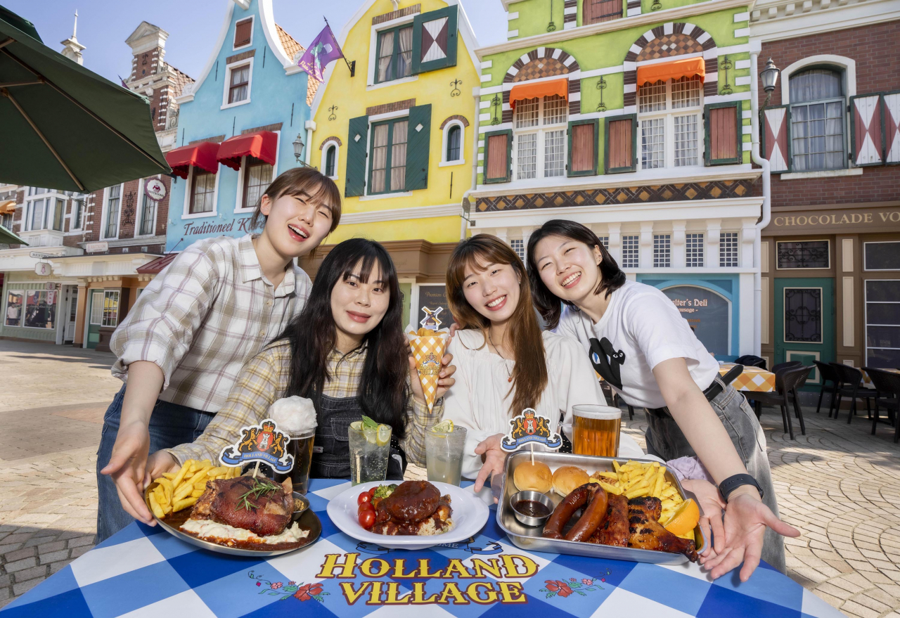 에버랜드 홀랜드 빌리지가 새단장을 하고 슈바인학센과 BBQ 플레이트, 미트볼 바비큐 피자 등의 메뉴들을 선보인다. [삼성물산 제공]