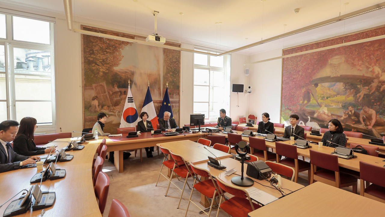프랑스와 독일을 방문중인 강정애 국가보훈부 장관이 6일(현지시간) 오후 크리스티앙 깡봉 프랑스 상원의원을 만나 양국의 국제보훈 교류.협력 방안 논의를 하고 있다.[보훈부 제공]