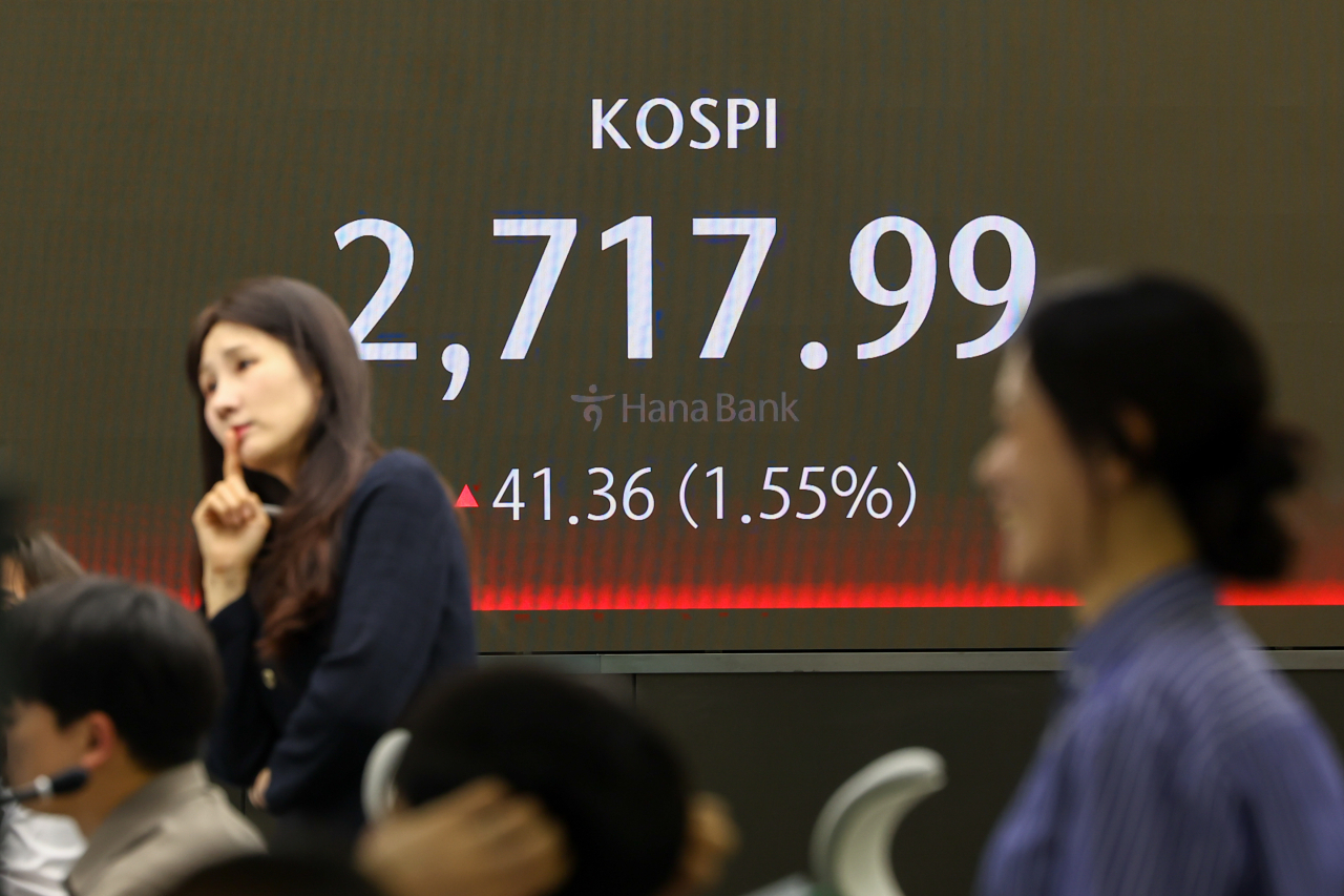 An electronic board showing the Korea Composite Stock Price Index at a dealing room of the Hana Bank headquarters in Seoul on Tuesday. (Yonhap)