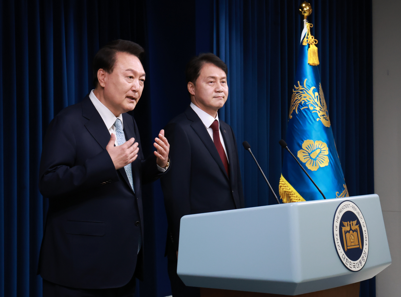 윤석열 대통령이 7일 서울 용산 대통령실 청사에서 신임 민정수석으로 내정한 김주현 전 법무차관을 소개하고 있다. [연합]