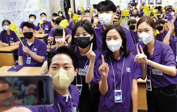 하나투어 송미선(오른쪽 두 번째) 대표와 신입사원들이 입문교육 종료 기념 ‘셀카놀이’를 하고 있다. [하나투어 제공]
