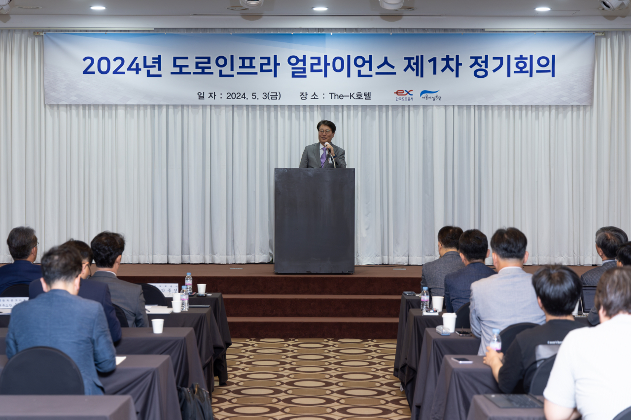 3일 서울 더케이호텔에서 진행된 도로인프라 얼라이언스 정기회의에서 박종건 한국도로공사 기술부사장이 모두발언을 하고 있다. [한국도로공사 제공]