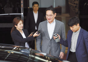 이재용 삼성전자 회장이 유럽 출장을 마치고 지난 3일 오전 서울 강서구 서울김포비즈니스항공센터(SGBAC)를 통해 귀국하고 있다. [연합]