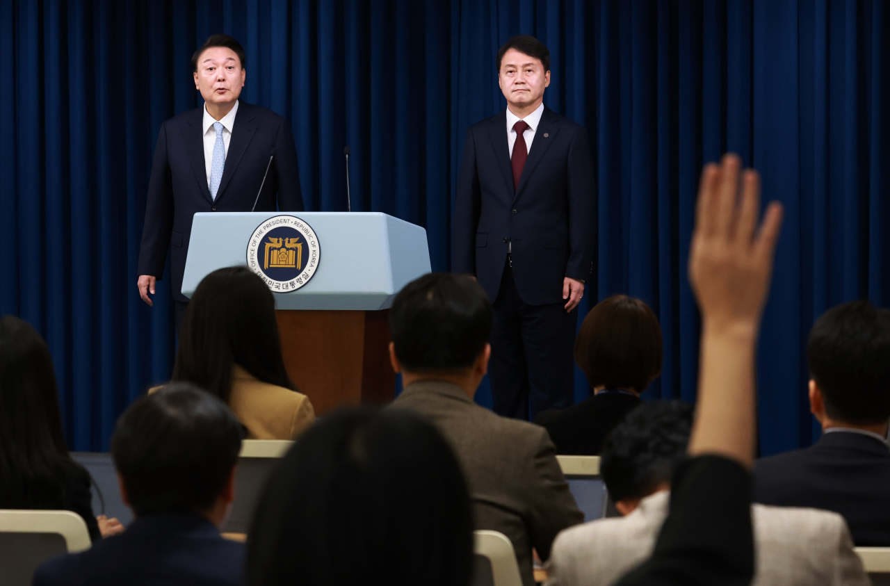 윤석열 대통령이 7일 서울 용산 대통령실 청사에서 신임 민정수석에 임명한 김주현 전 법무차관을 소개한 뒤 취재진의 질문을 받고 있다. [연합]