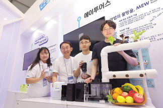 이승섭(왼쪽 두 번째) KAIST 교수 연구팀이 자체 개발한 가습기와 휴대용 공기청정기 앞에서 포즈를 취하고 있다. [KAIST 제공]