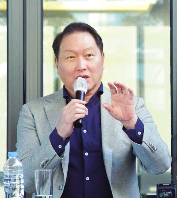 최태원 회장은 대한상의 회장이 연임 확정 후 가진 첫 기자간담회에서 “1기에서는 상의 업무를 실험적으로 접근했다면 2기에서는 국민이 바라는 경제 현안에 집중하겠다”고 밝혔다. [대한상의 제공]