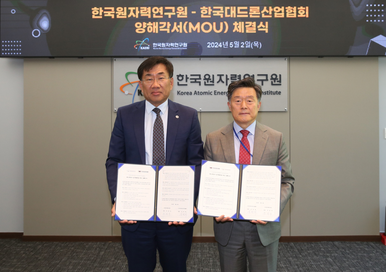 주한규(왼쪽) 한국원자력연구원장과 양병희 한국대드론산업협회장이 업무협약을 체결하고 있다.[한국원자력연구원 제공]