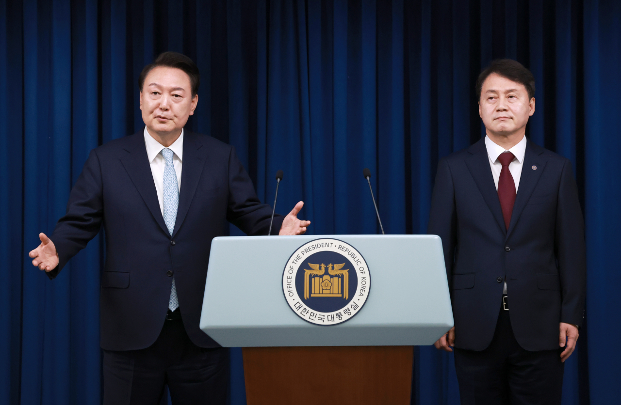 윤석열 대통령이 7일 서울 용산 대통령실 청사에서 신임 민정수석에 임명한 김주현 전 법무차관을 소개한 뒤 취재진의 질문에 답하고 있다. [연합]