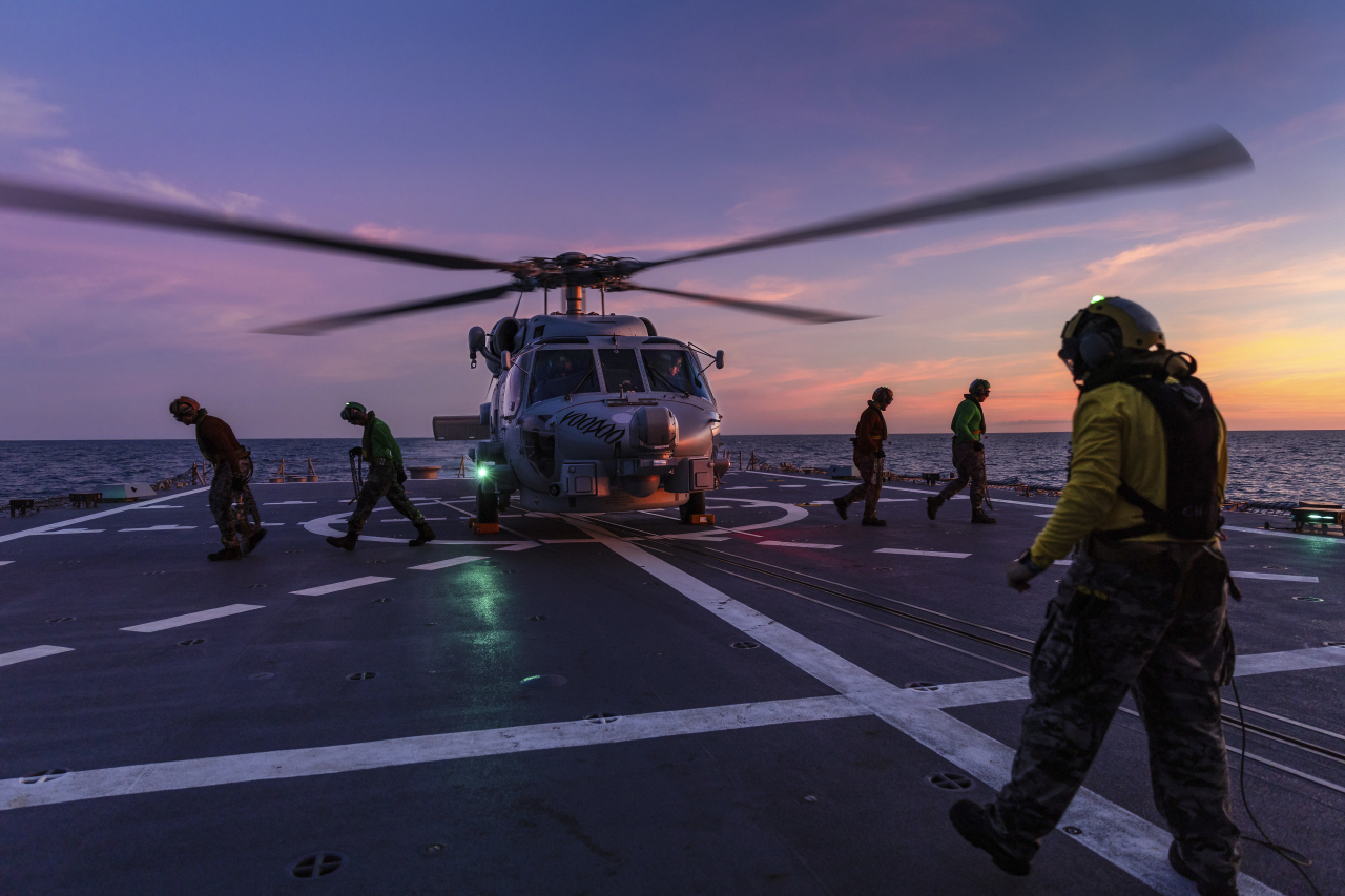호주 해군 소속 시호크 헬리콥터가 HMAS 호바트호 갑판에 착륙하고 있다. [AP]