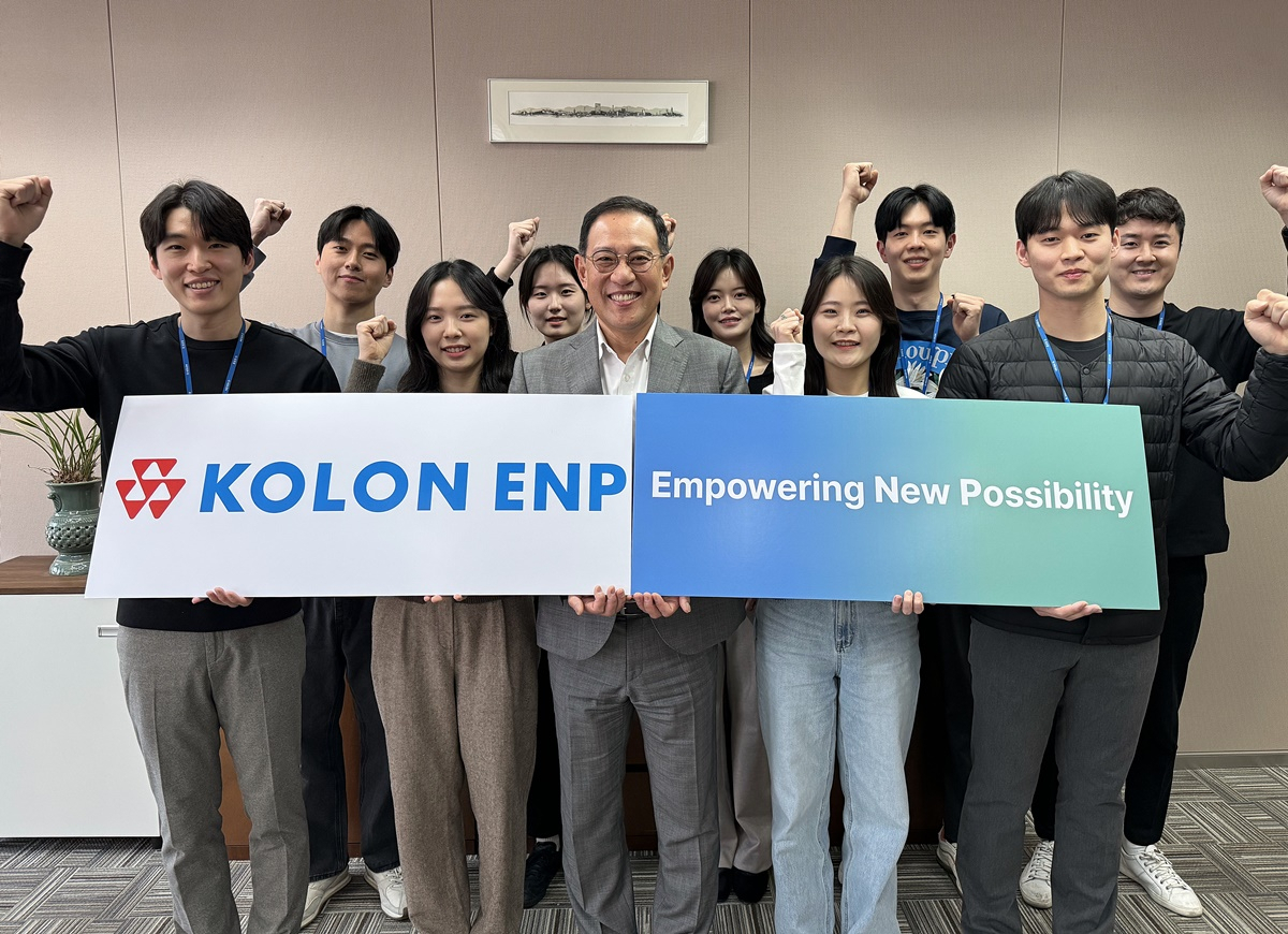 허성(앞줄 가운데) 코오롱ENP 대표이사와 임직원이 환하게 웃고 있다. [코오롱ENP 제공]