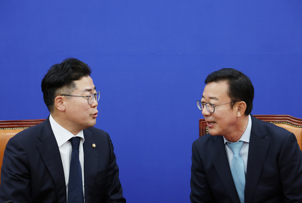 박찬대 더불어민주당 원내대표(왼쪽)가 7일 국회를 방문한 홍철호 대통령실 정무수석과 만나 면담하고 있다. [연합]