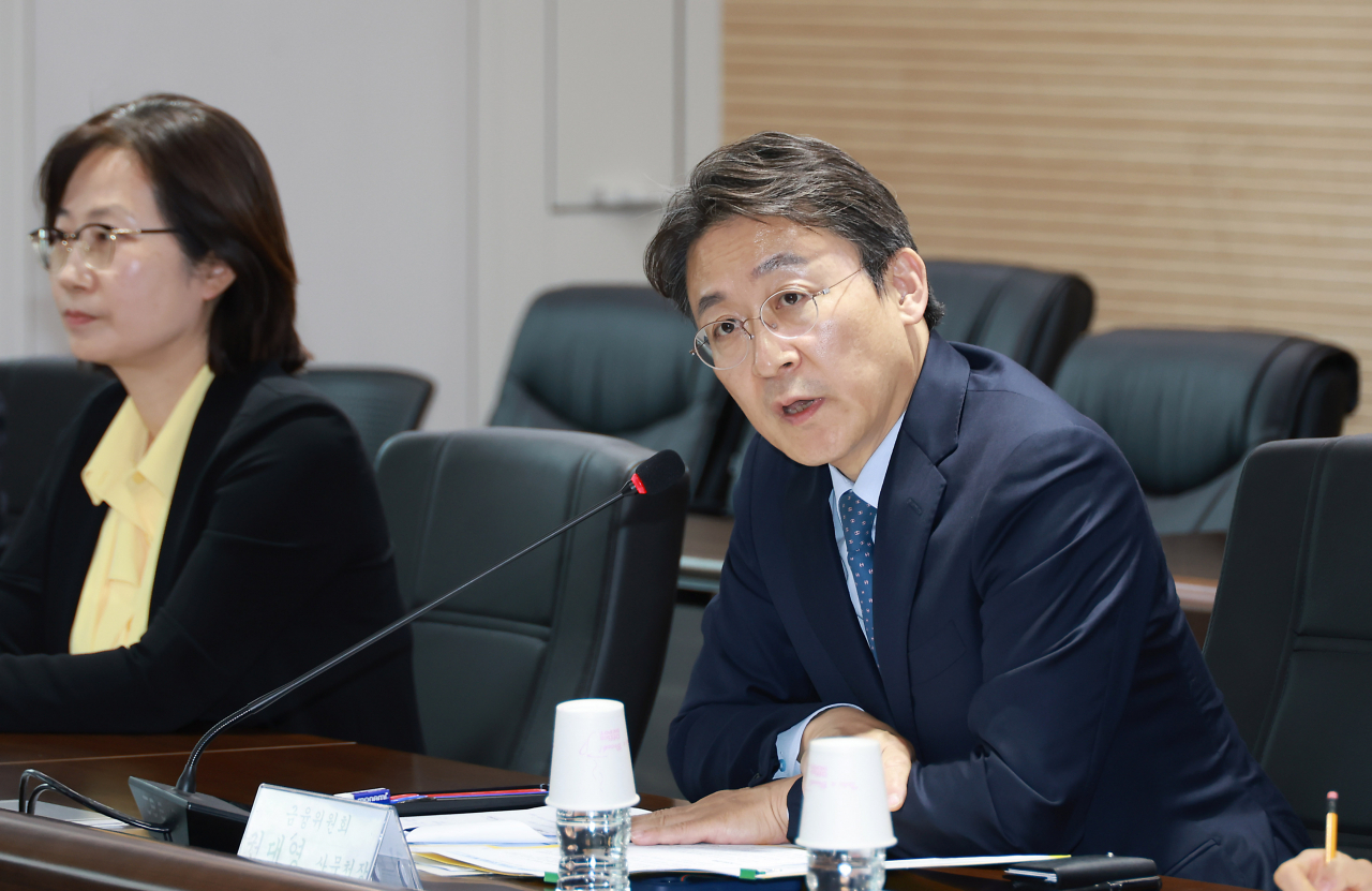 권대영 금융위원회 사무처장이 관계부처 및 유관기관 등과 함께 개최한 금융-고용-복지 복합지원 추진단 1차 회의를 주재하고 있다.[금융위원회 제공]