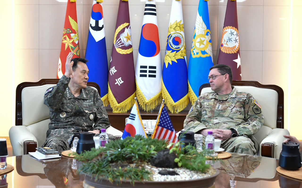 김명수 합참의장(왼쪽)이 7일 합참에서, 미 우주군 참모총장 브래들리 챈스 솔츠먼 대장을 접견하고 한미동맹의 우주정책･작전 분야에 대한 긴밀한 협력과 발전방안에 대해 논의했다.[합참 제공]
