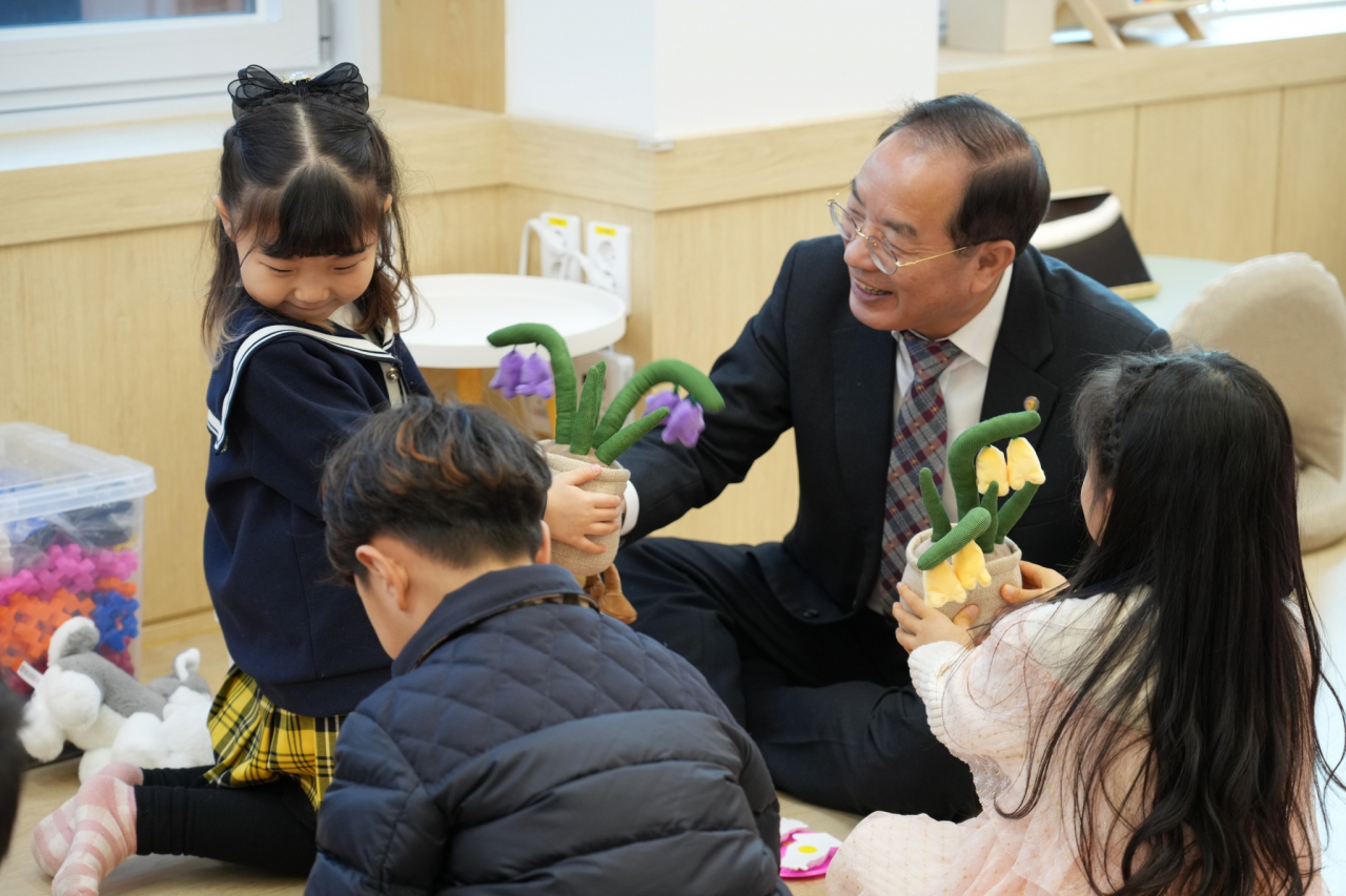 하윤수 부산시교육감이 아이들과 소통하는 모습. [사진=부산교육청]