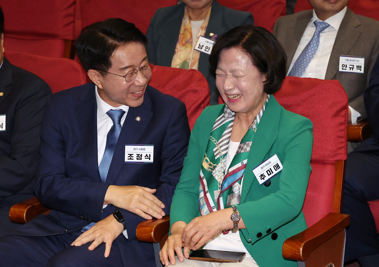 추미애, 조정식 더불어민주당 국회의장 후보자가 3일 오전 국회 의원회관에서 열린 제22대 국회 더불어민주당 제1기 원내대표 선출 당선자 총회에 입장해 밝은 표정을 하고 있다. [연합]