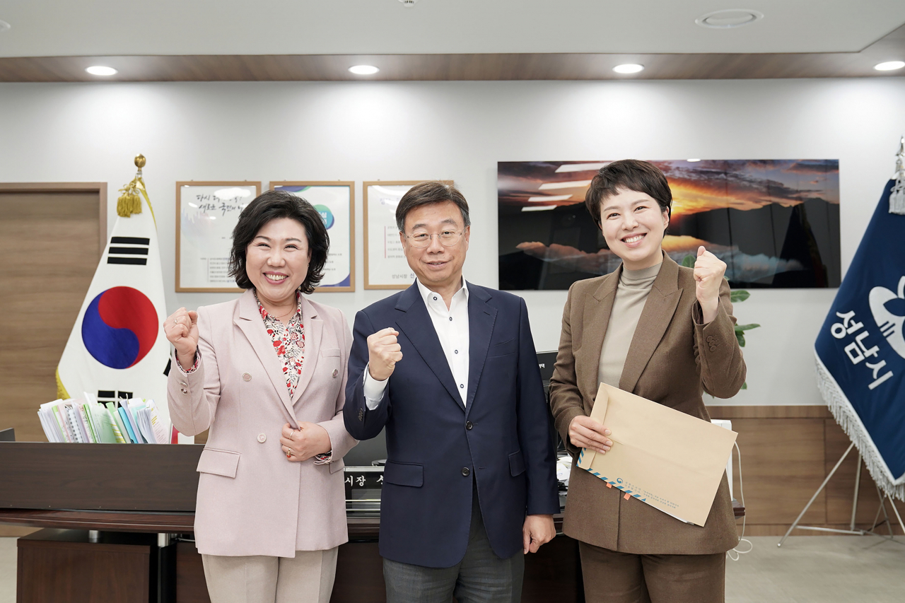 (왼쪽)오찬숙 성남교육지원청 교육장, (가운데)신상진 성남시장, (오른쪽) 김은혜 분당(을) 당선인.[성남시 제공]