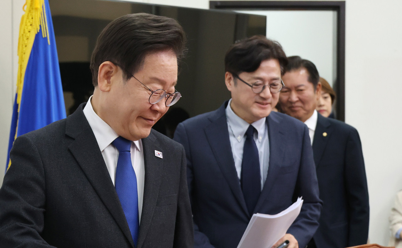 이재명 더불어민주당 대표와 홍익표 원내대표 등 당 지도부가 지난 3일 오전 국회에서 열린 최고위원회의에 입장하고 있다. [연합]