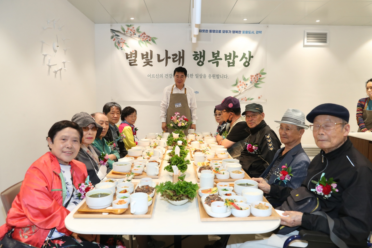 서울 관악구는 어버이날을 맞아 홀로 거주하는 장애 어르신에게 식사를 대접했다고 8일 밝혔다.[관악구 제공]