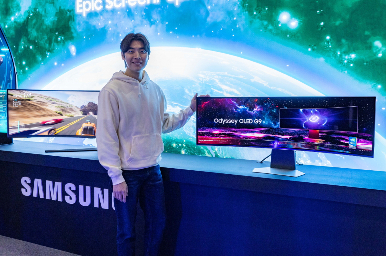 삼성전자 모델이 지스타 2023 오디세이 체험존에서 오디세이 ‘OLED G9’을 소개하고 있다. [삼성전자 제공]