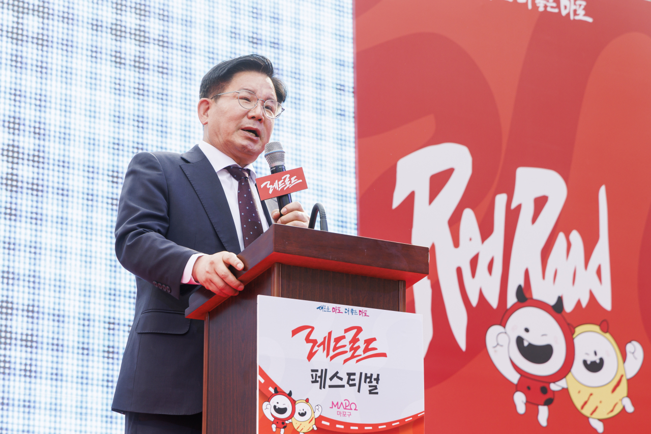 지난해 5월 개장한 홍대 레드로드에서 박강수 구청장이 감사 인사를 하고 있다.[마포구 제공]