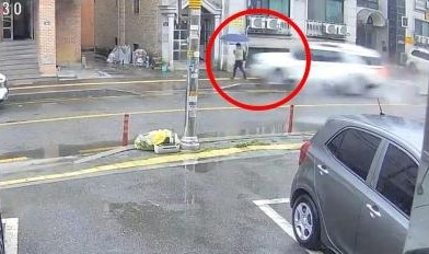 한 주택가 도로에서 60대가 몰던 SUV 차량이 출근 중이던 50대 여성을 향해 빠른 속도로 접근하고 있다. [연합뉴스]
