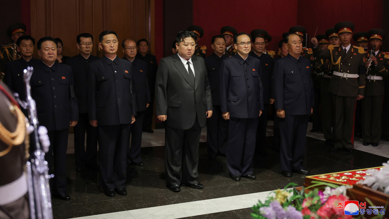 김정은 북한 국무위원장이 김기남 전 선전선동 비서의 빈소를 찾아 애도의 뜻을 표시했다고 조선중앙통신이 8일 보도했다. [국내에서만 사용가능. 재배포 금지. For Use Only in the Republic of Korea. No Redistribution] 연합뉴스