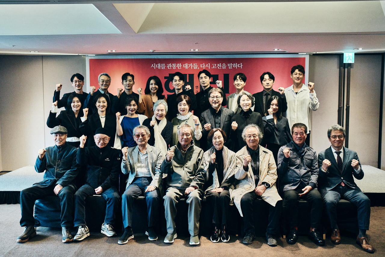 무대 경력 60년을 넘나드는 ‘연극계 전설’부터 연극이라고는 단 한 번도 해본 적 없는 2세대 K-팝 그룹 f(x) 출신 루나(31)까지. 세대와 장르를 넘나드는 배우 24명이 연극 ‘햄릿’ 을 위해 뭉쳤다. [신시컴퍼니 제공]