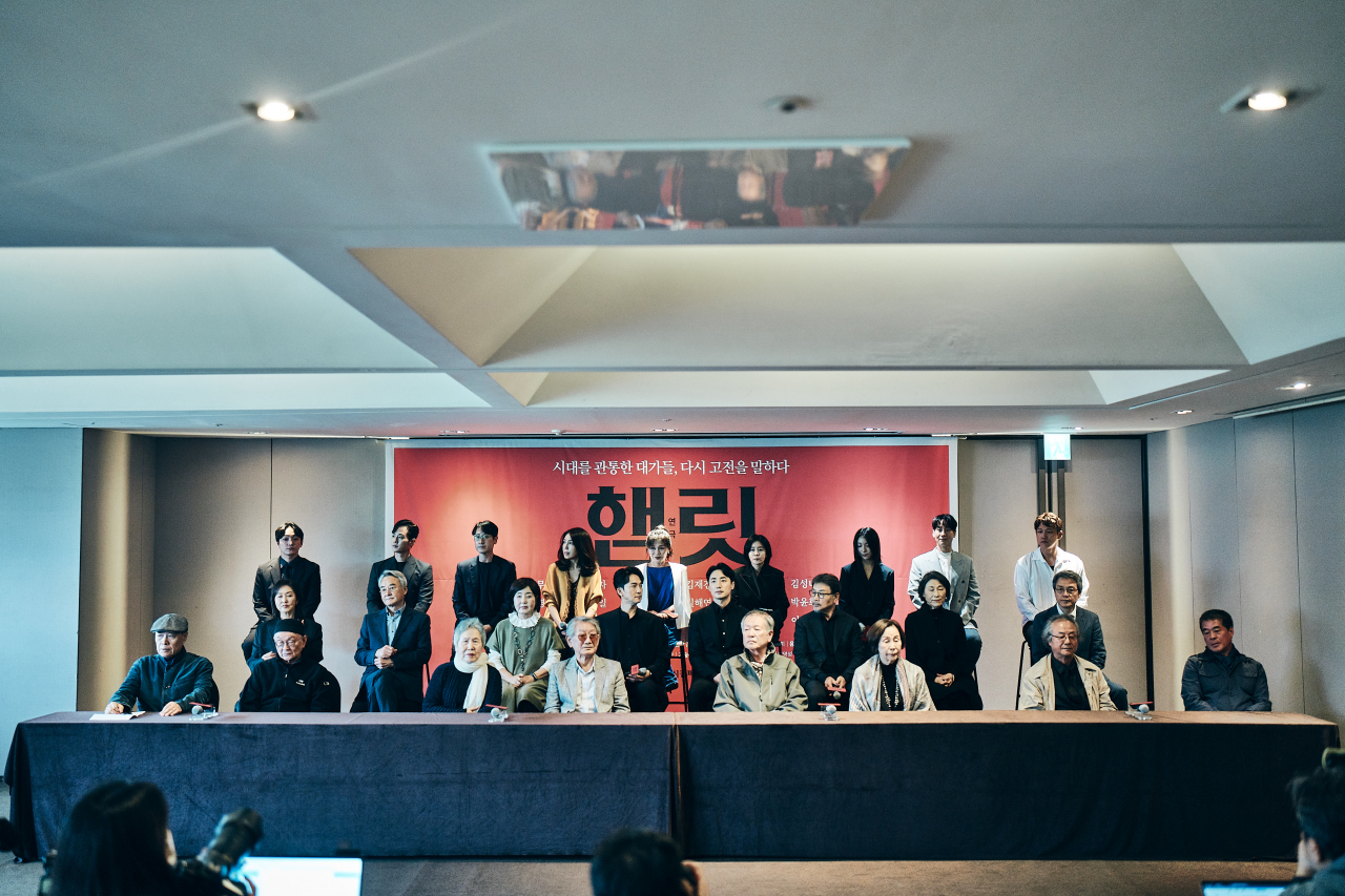 무대 경력 60년을 넘나드는 ‘연극계 전설’부터 연극이라고는 단 한 번도 해본 적 없는 2세대 K-팝 그룹 f(x) 출신 루나(31)까지. 세대와 장르를 넘나드는 배우 24명이 연극 ‘햄릿’ 을 위해 뭉쳤다. [신시컴퍼니 제공]