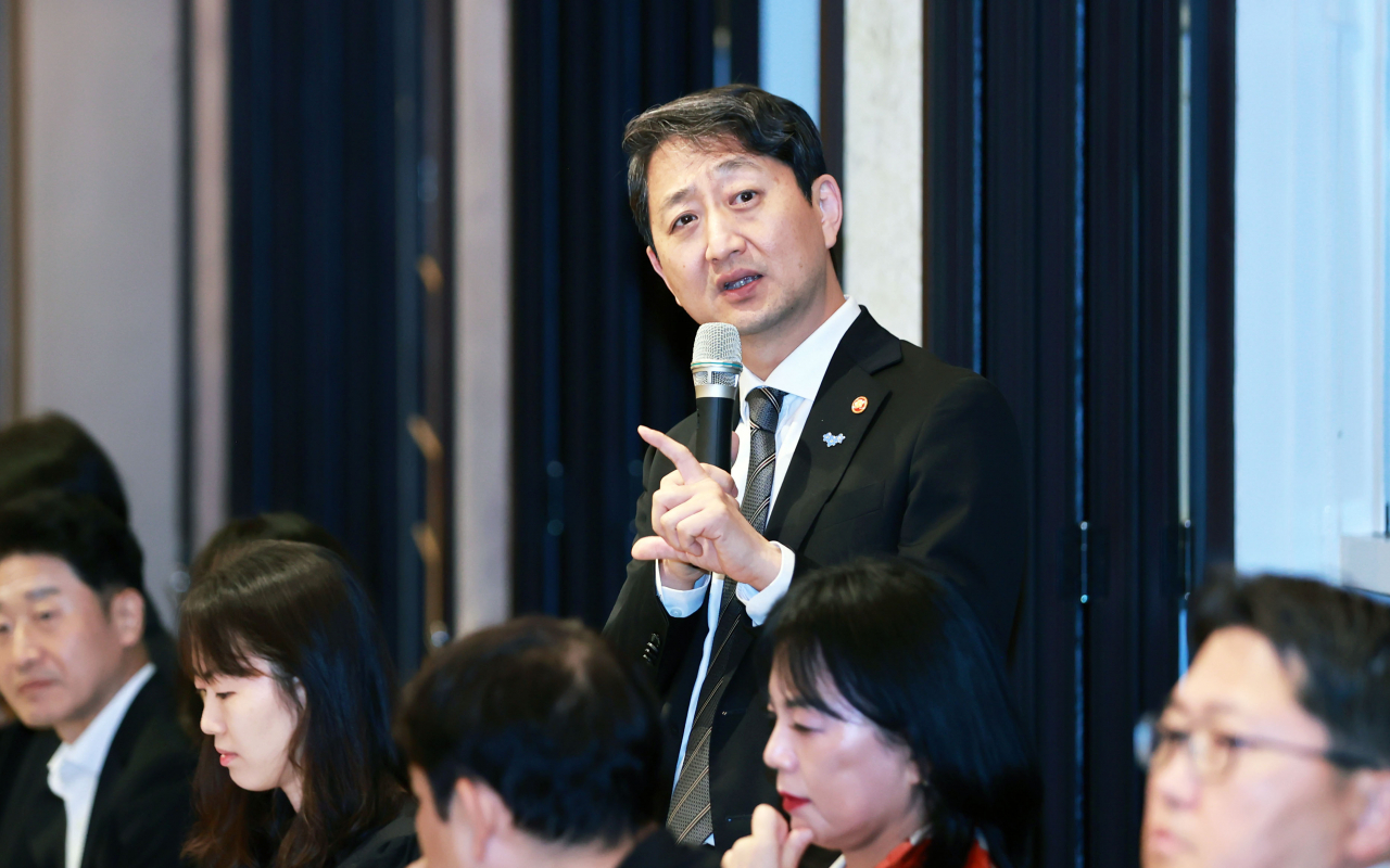 안덕근 산업통상자원부 장관이 7일 세종시의 한 식당에서 취임후 처음으로 열린 출입기자단 간담회에서 모두발언을 하고 있다. [산업통상자원부 제공]