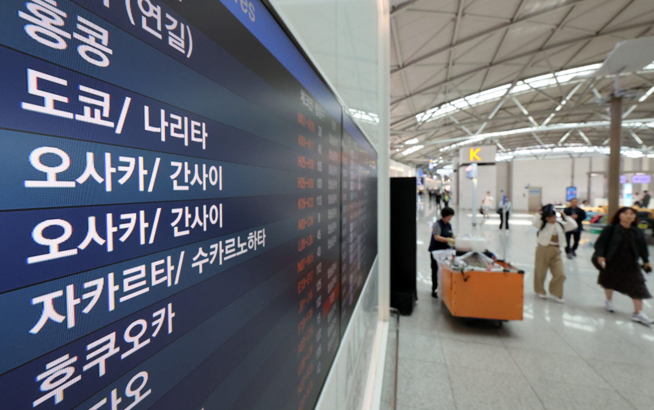 인천국제공항 제1여객터미널 출국장 전광판에 일본 도쿄, 오사카 등 항공편 정보가 나오고 있다. [뉴시스]