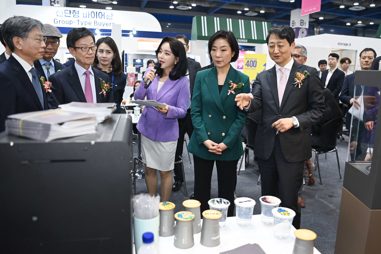 오영주(오른쪽 두번째) 중소벤처기업부 장관이 지난달 서울 코엑스에서 열린 ‘2024 상반기 수출붐업 코리아’에 참석해 수출 기업 부스를 둘러보고 있다. [헤럴드]