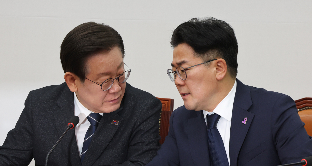 이재명 더불어민주당 대표(왼쪽)와 박찬대 원내대표가 8일 오전 국회에서 열린 최고위원회의에서 대화하고 있다. [연합]