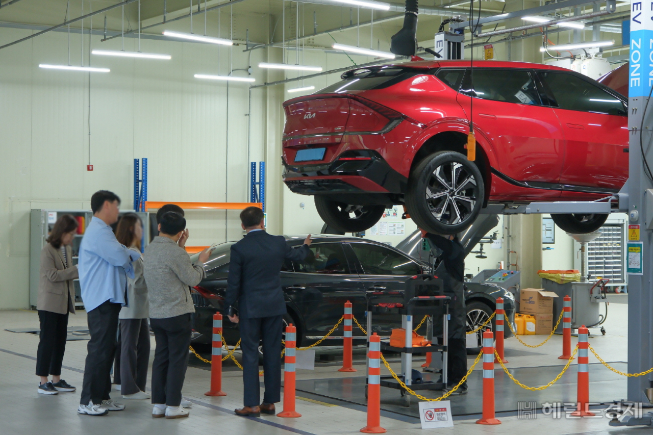 지난 7일 세계 최초 ‘EV·PHEV 정비 부문’ 2년 연속 티유브이슈드 인증을 기념해,오토플러스의 직영 리컨디셔닝센터 ‘ATC’에서 전문 미캐닉이 전기차 점검 시연을 하고 있다. [사진=오토플러스]