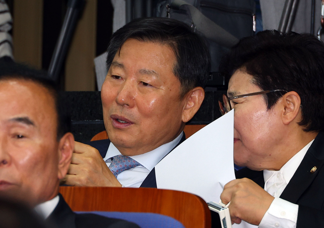 이철규 국민의힘 의원과 임이자 의원이 2일 국회에서 열린 의원총회에서 대화하고 있다. [연합]