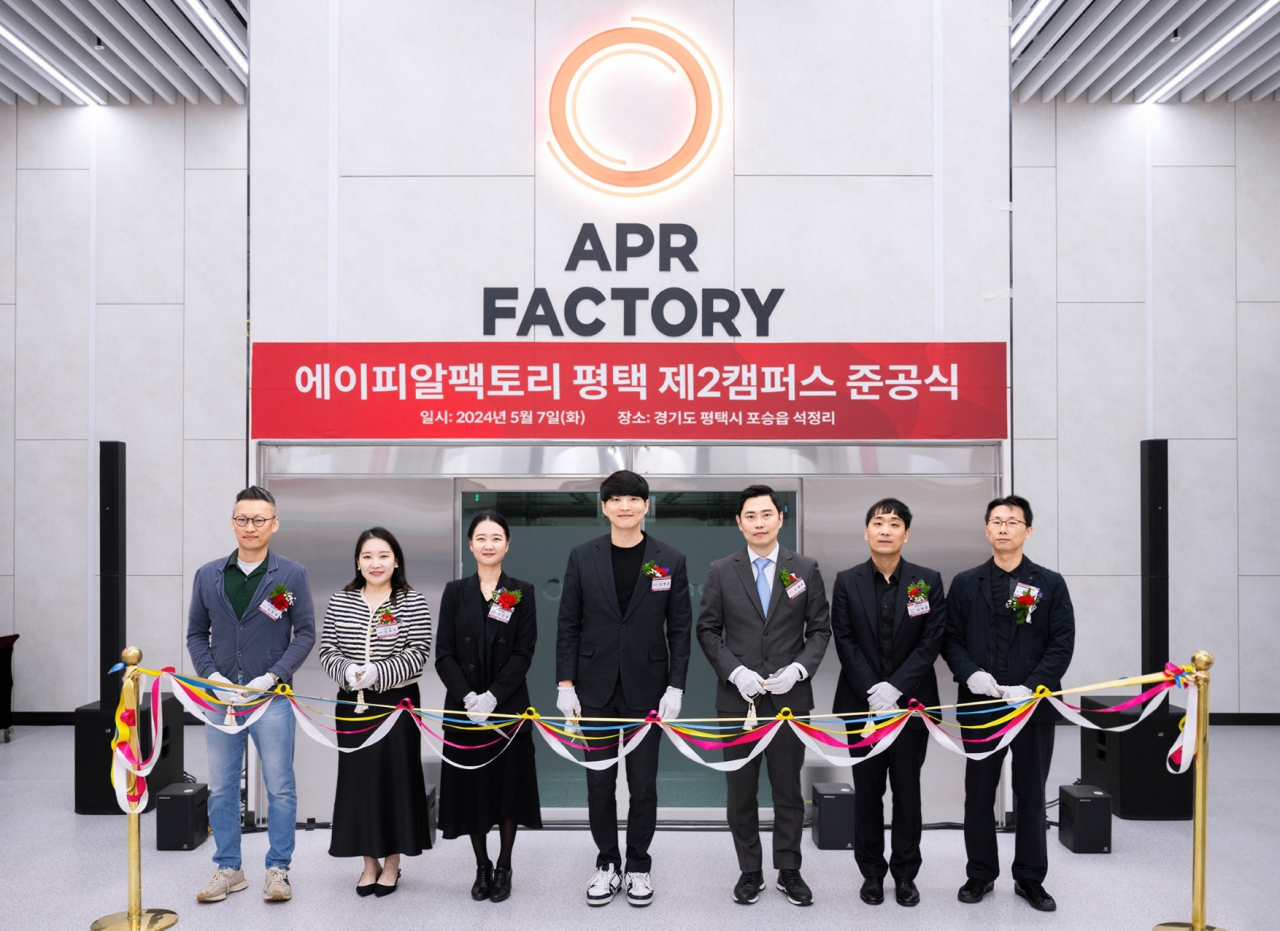 에이피알의 김동영(왼쪽부터) 이사, 임윤지 이사, 이민경 상무, 김병훈 대표이사, 신재하 부대표, 정재훈 상무, 신재우 이사가 7일 에이피알팩토리 제2캠퍼스 준공식에서 기념촬영 하고 있다. [에이피알 제공]