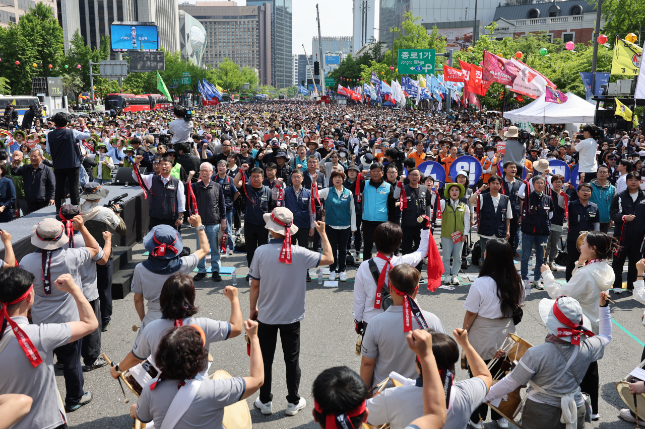 민주노총 노조원들이 지난 1일 서울 종로구 광화문 일대에서 열린 ‘2024 세계 노동절 대회’에서 구호를 외치고 있다. [연합]