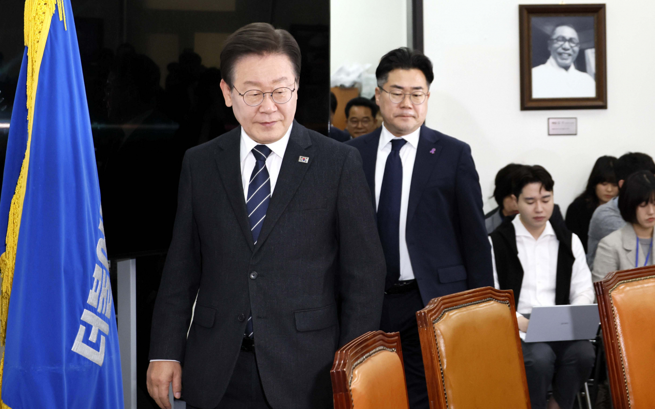이재명 더불어민주당 대표가 8일 오전 서울 여의도 국회에서 열린 최고위원회의에 참석하고 있다. 이상섭 기자